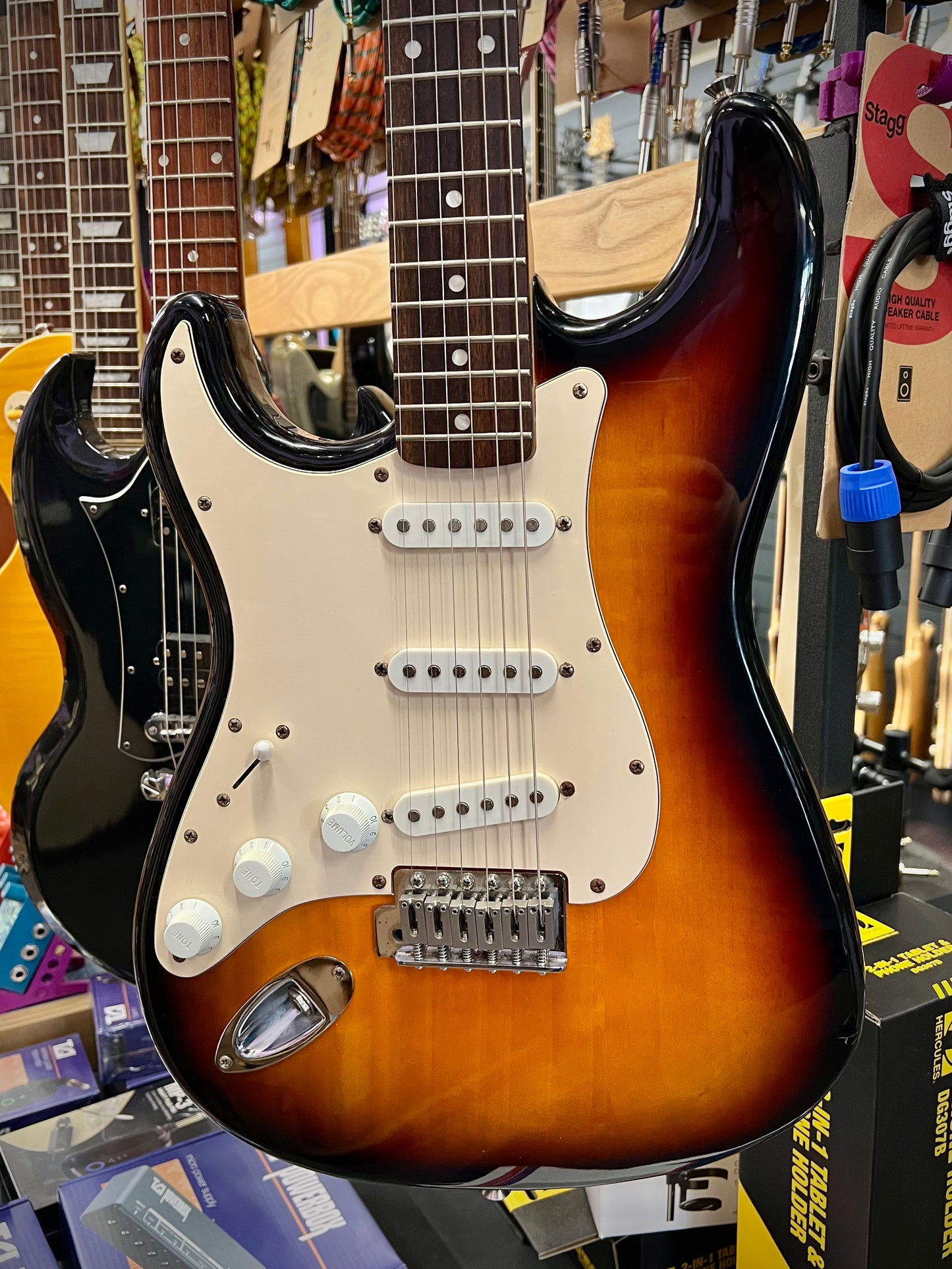 Squier Affinity Series Stratocaster Left Handed - 3 Tone Sunburst